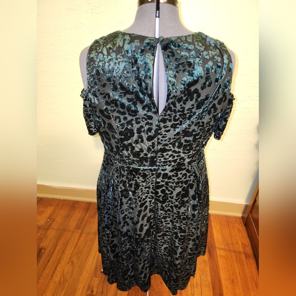 Torrid green shoulder cut out A-line dress - Picture 2 of 4